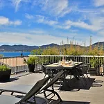 Avec Toit Terrasse Equipe Au Centre Tropez Vue Saint-Tropez