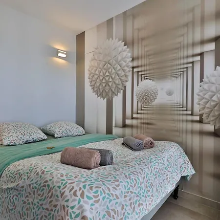 Appartement Avec Toit Terrasse Equipe Au Centre Tropez Vue