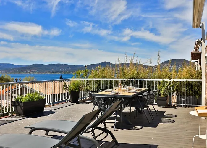 Avec Toit Terrasse Equipe Au Centre Tropez Vue Saint Tropez